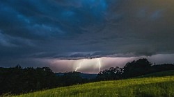 Unwetter-Linie mit Erdblitzen beim Aufzug aus dem Bergischem-Land